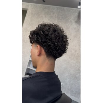 テーパーフェードにカーリーパーマで海外風スタイル | 浜松市の本格派メンズヘアサロン