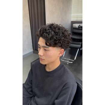 テーパーフェードにカーリーパーマで海外風スタイル | 浜松市の本格派メンズヘアサロン