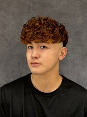 外国人風ブラウンスペインカール | BOOST men's hair salon | 浜松市の本格派メンズヘアサロン